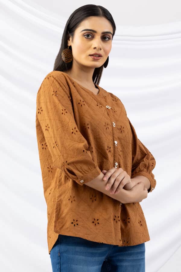 cotton top cinnamon schiffli round neck with 3/4 sleeves