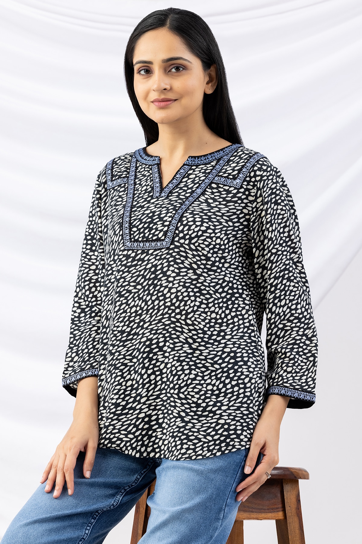 Black embroidered viscose crepe top for women with round neck and 3/4 sleeves