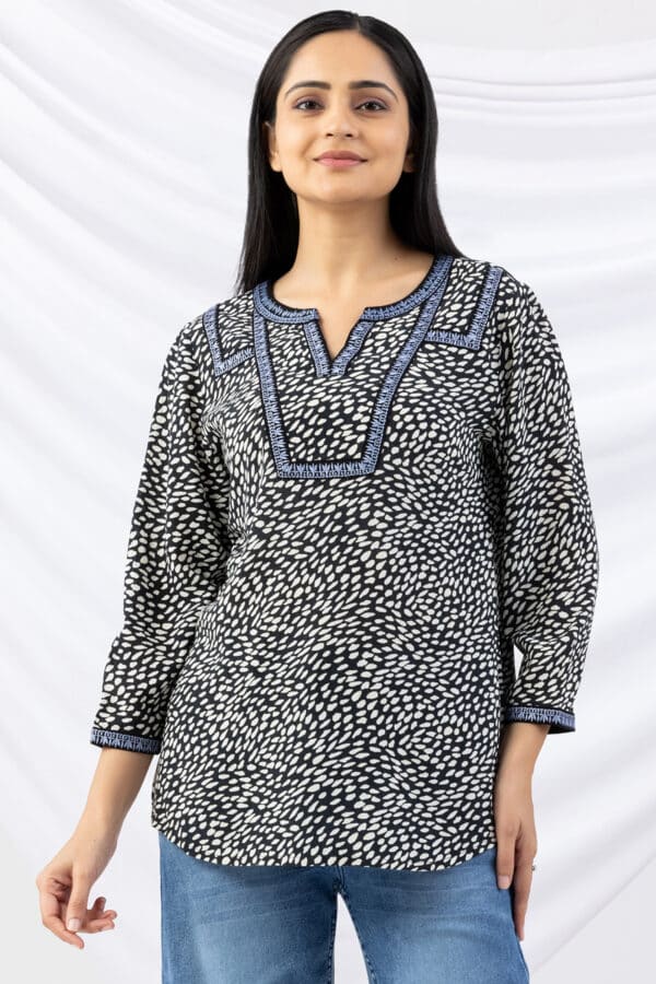 Black embroidered viscose crepe top for women with round neck and 3/4 sleeves