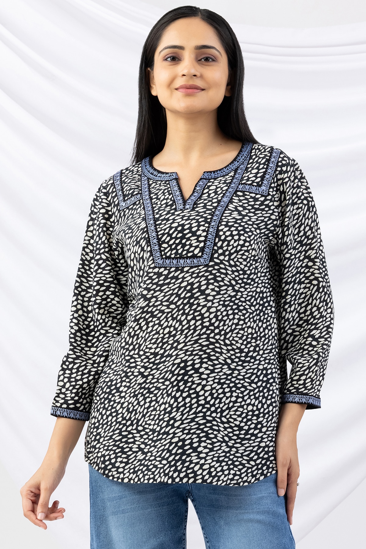 Black embroidered viscose crepe top for women with round neck and 3/4 sleeves
