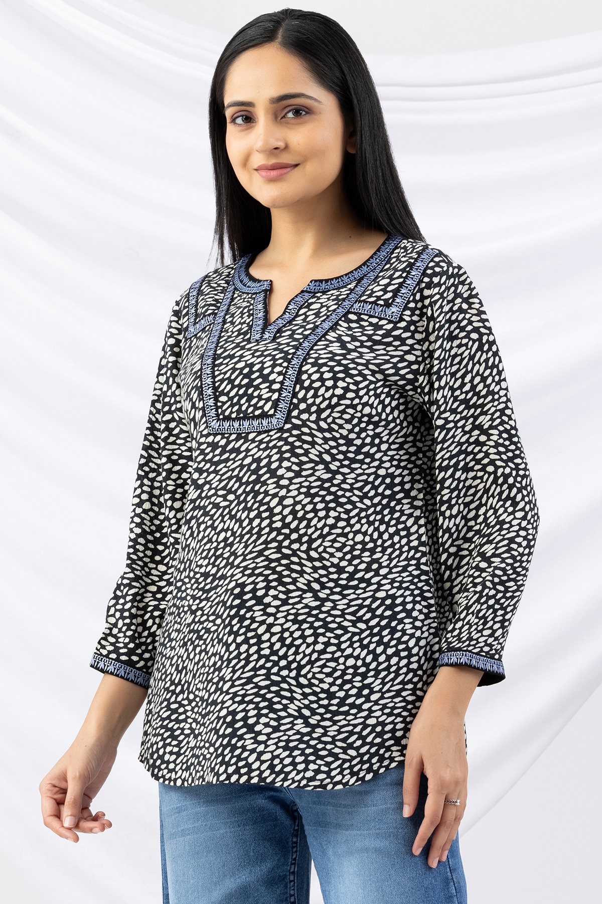 Black embroidered viscose crepe top for women with round neck and 3/4 sleeves
