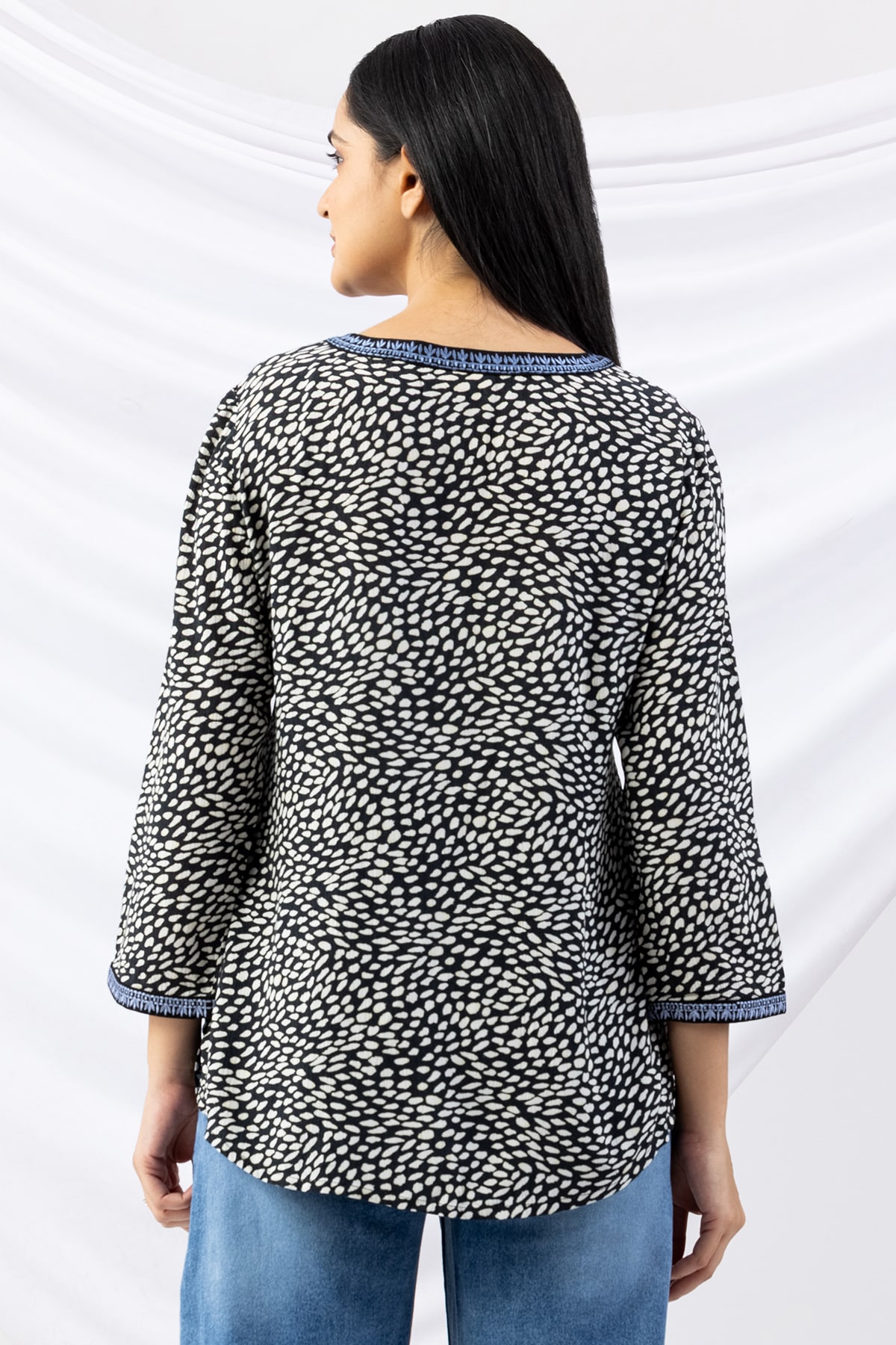 Black embroidered viscose crepe top for women with round neck and 3/4 sleeves