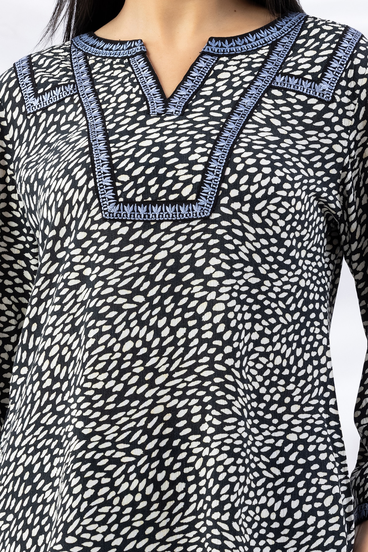 Black embroidered viscose crepe top for women with round neck and 3/4 sleeves
