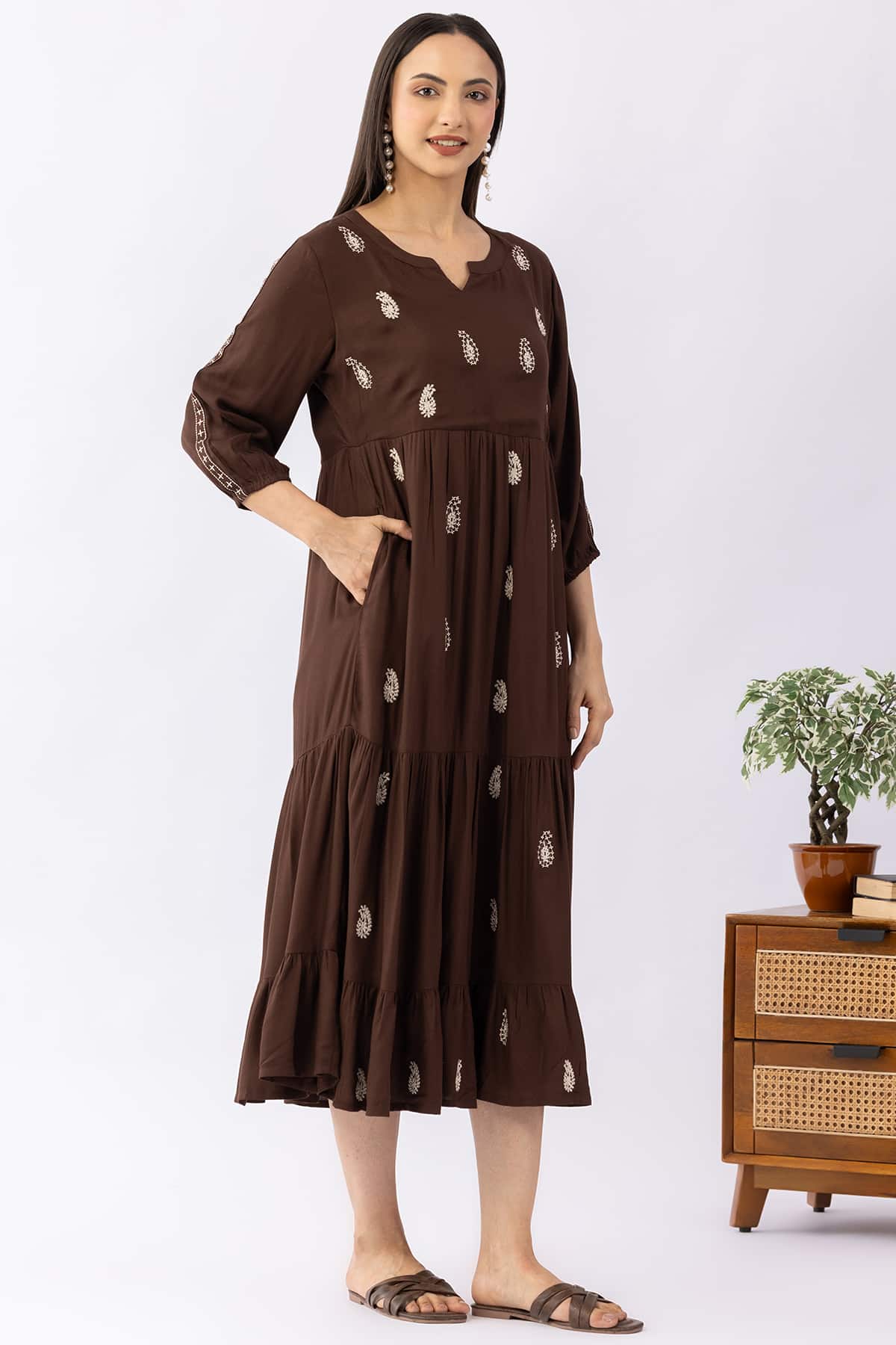 Embroidered brown moss viscose dress for women with mandarin collar and 3/4 sleeves