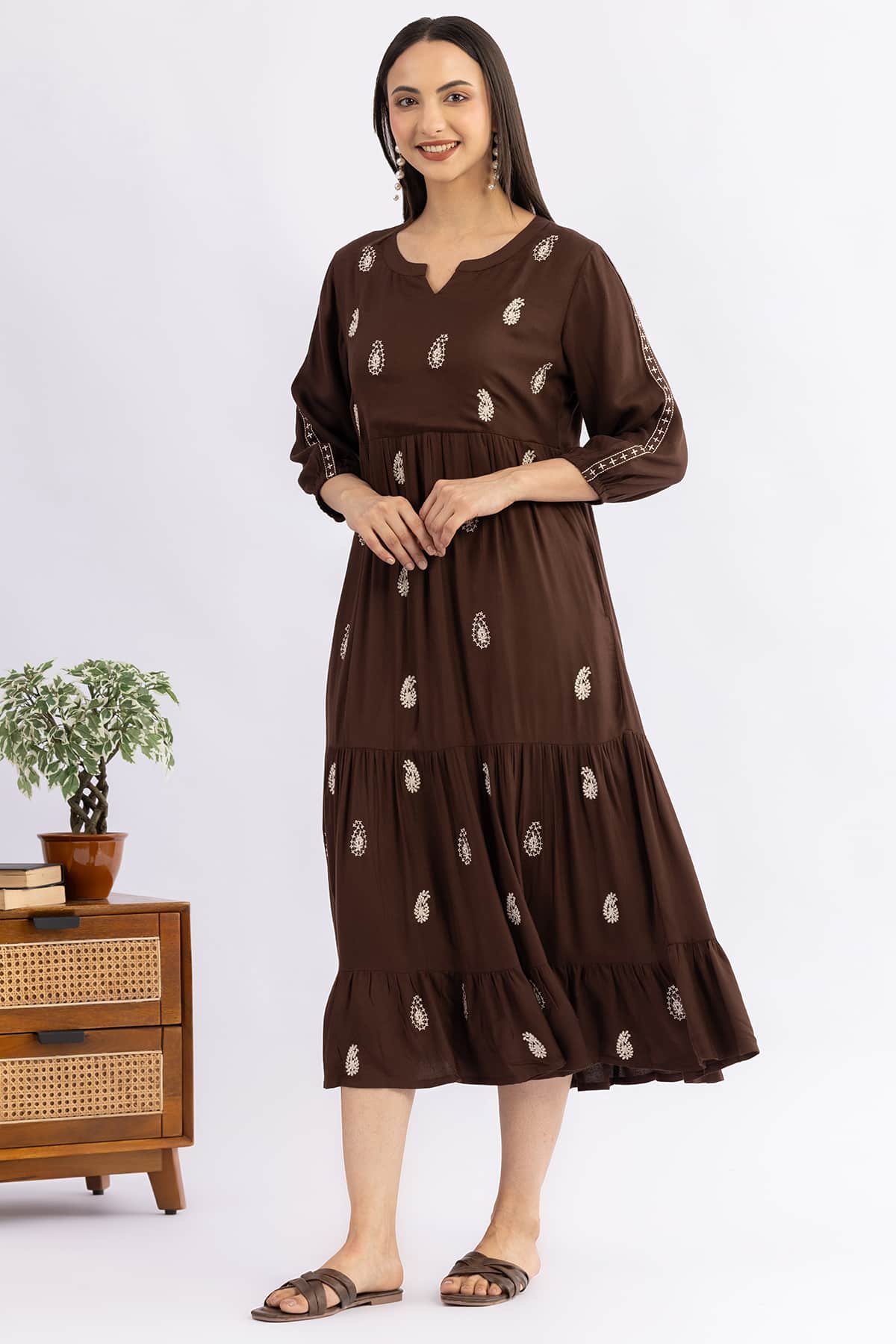Embroidered brown moss viscose dress for women with mandarin collar and 3/4 sleeves