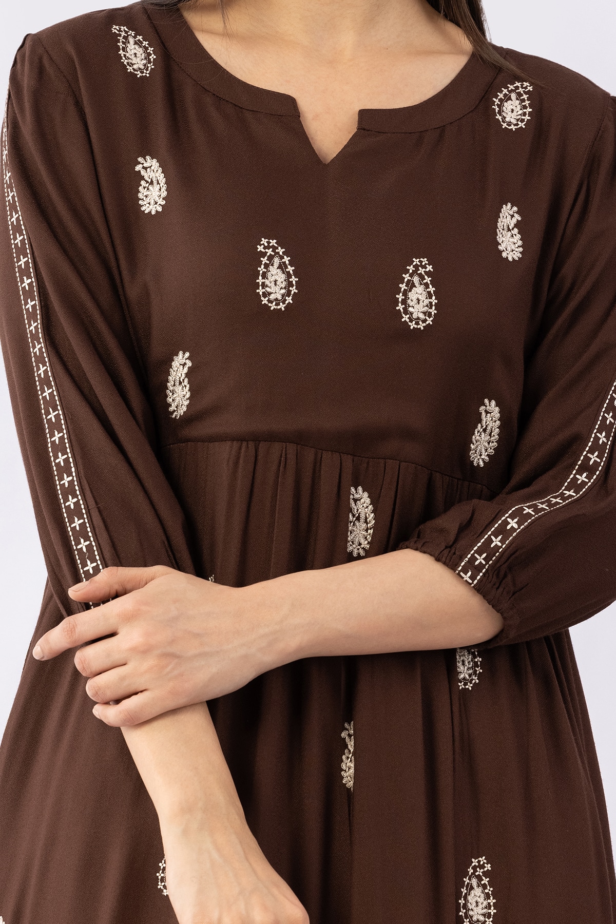 Embroidered brown moss viscose dress for women with mandarin collar and 3/4 sleeves