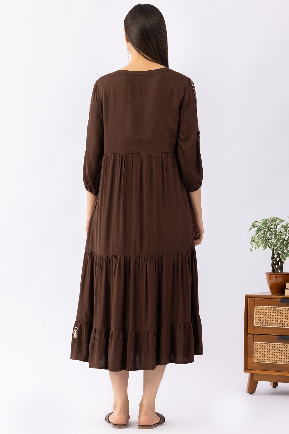 Embroidered brown moss viscose dress for women with mandarin collar and 3/4 sleeves