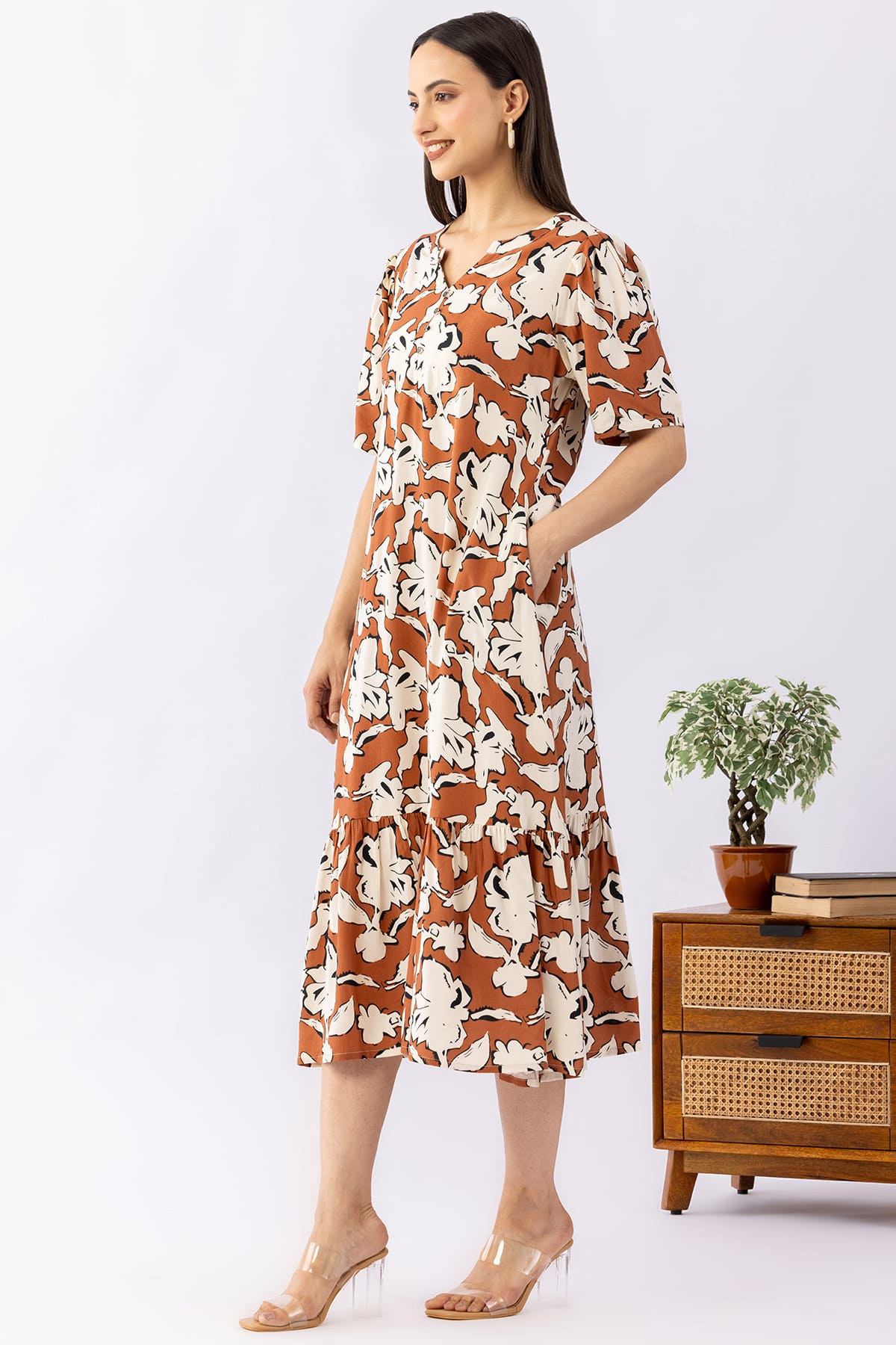 Printed brick red viscose dress for women with round neck and half sleeves