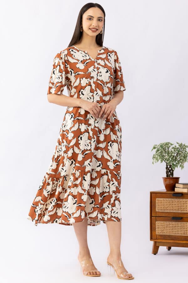 Printed brick red viscose dress for women with round neck and half sleeves