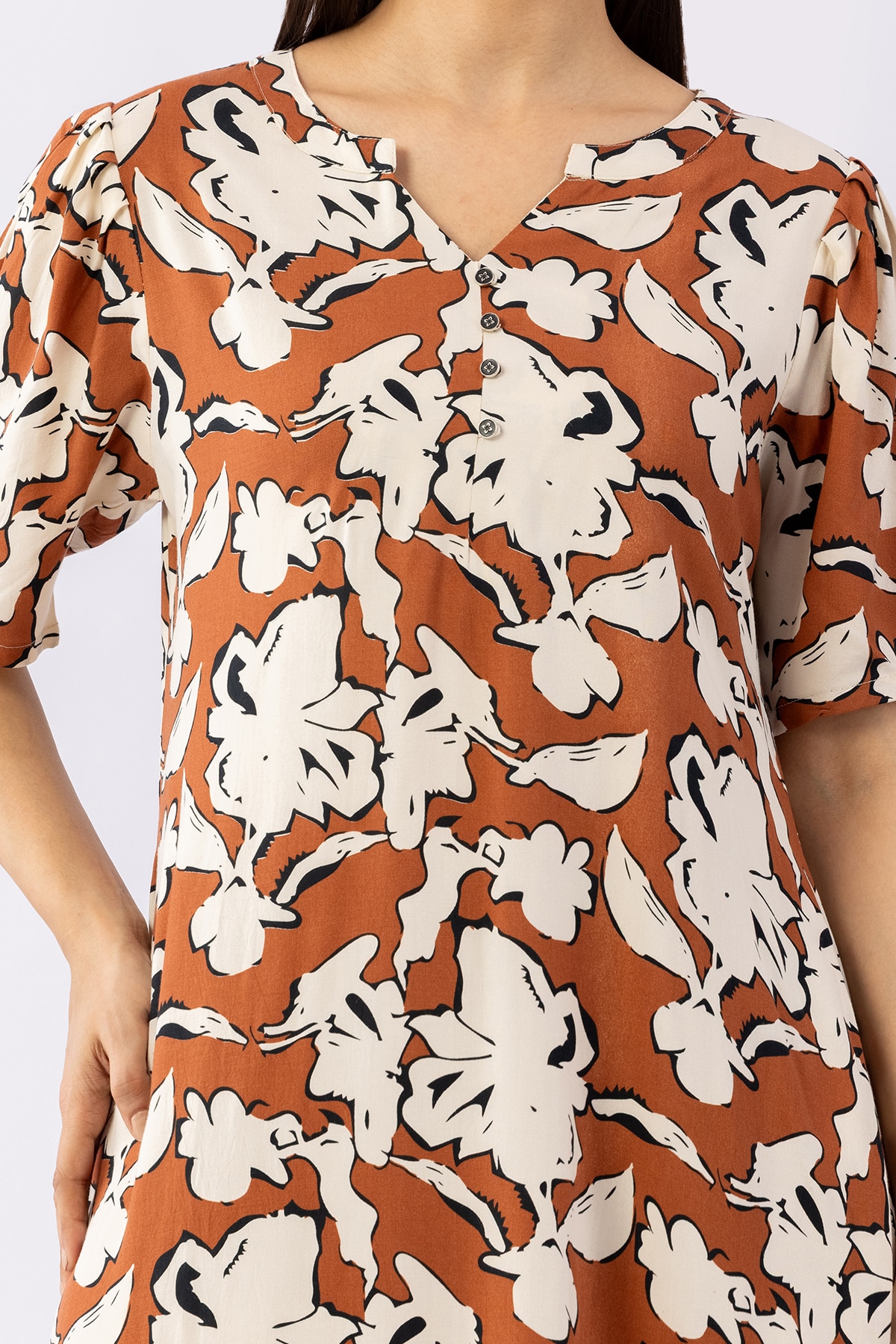 Printed brick red viscose dress for women with round neck and half sleeves